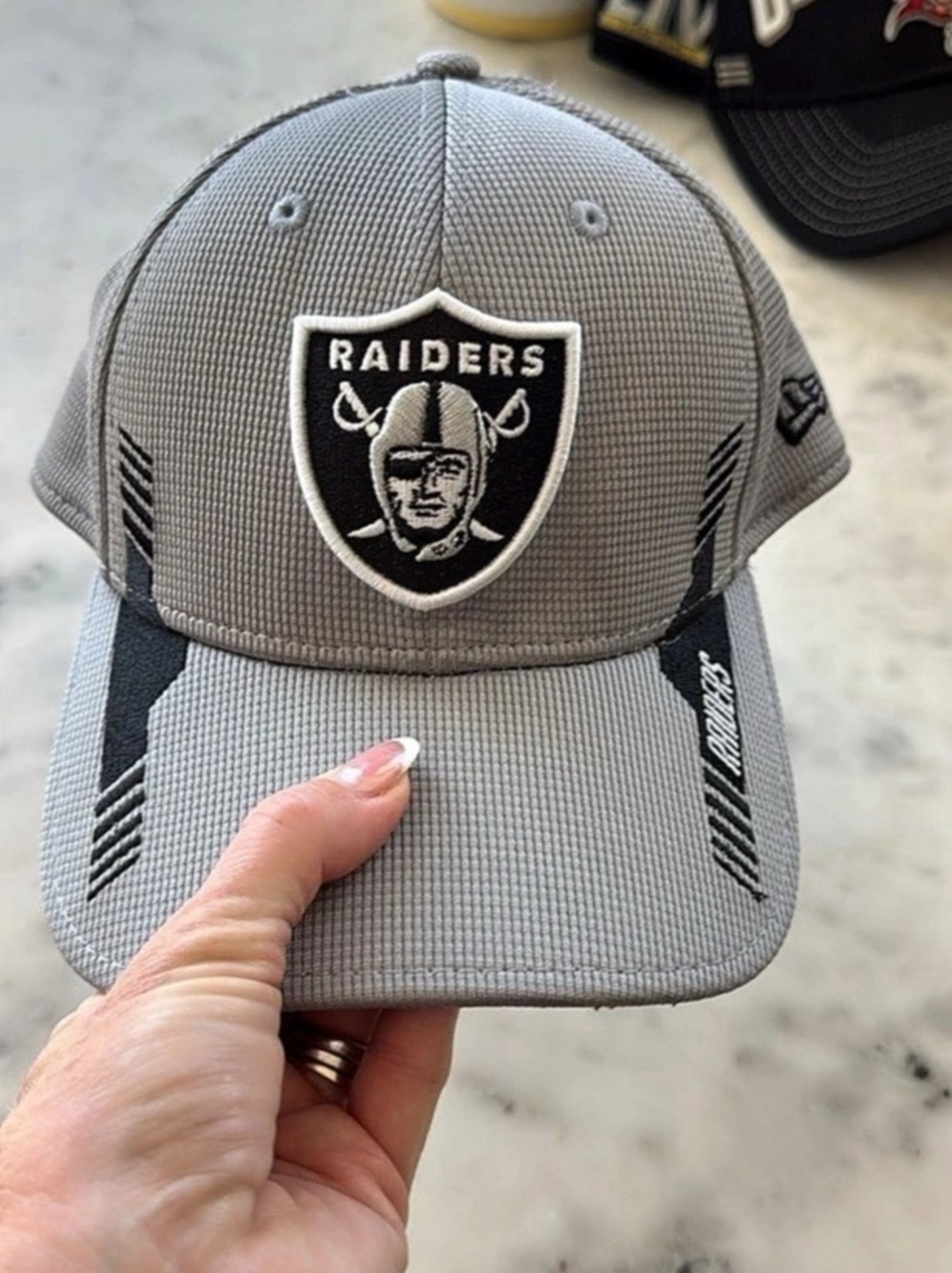 New Era NFL Raiders 39THIRTY Raiders Gray Black L/XL Like New